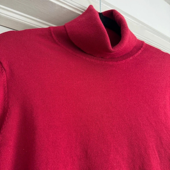 Tommy Hilfiger deep red turtleneck sweater with button detail on sleeve size M - Picture 9 of 9